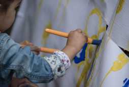 Toddler child care serving Sherwood, Woodthorpe and Daybrook, children painting close up